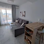 Pet Friendly Beautiful Flat With View, 3 Pools Apartman Fuengirola